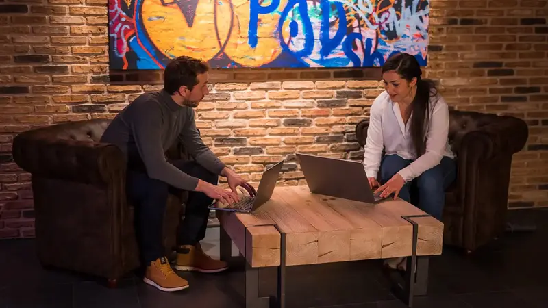 Deux formateurs TF Formation préparent une séance sur ordinateur